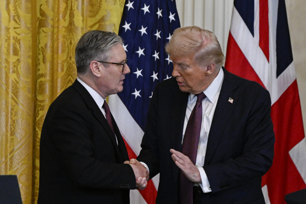 Keir Starmer și Donald Trump discută redeschiderea Strâmtorii Ormuz