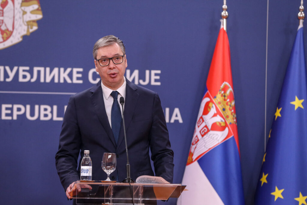 Mii de oameni au umplut o arenă la Belgrad pentru lansarea candidaturii liderului populist Vucic la funcția de prim-ministru