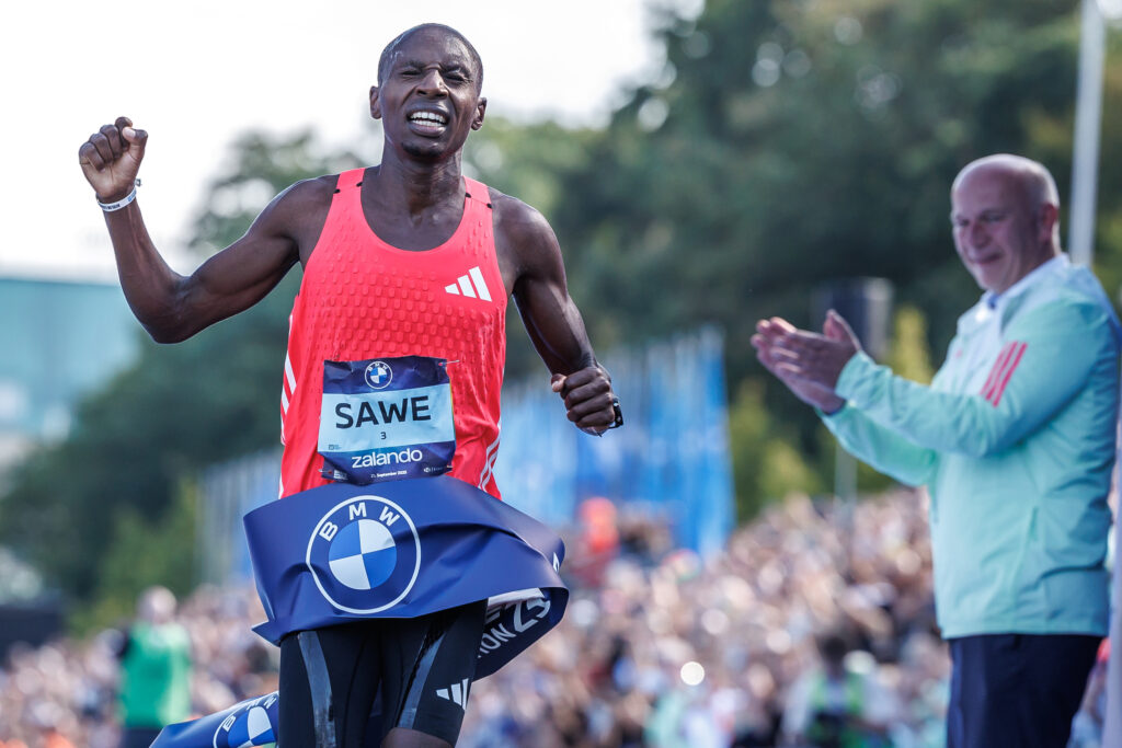 Istorie scrisă! Sabastian Sawe bate recordul: sub 2 ore la maraton oficial