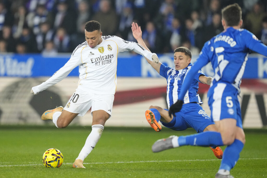 Real Madrid învinge Alaves, dar distanța până la Barcelona rămâne aceeași