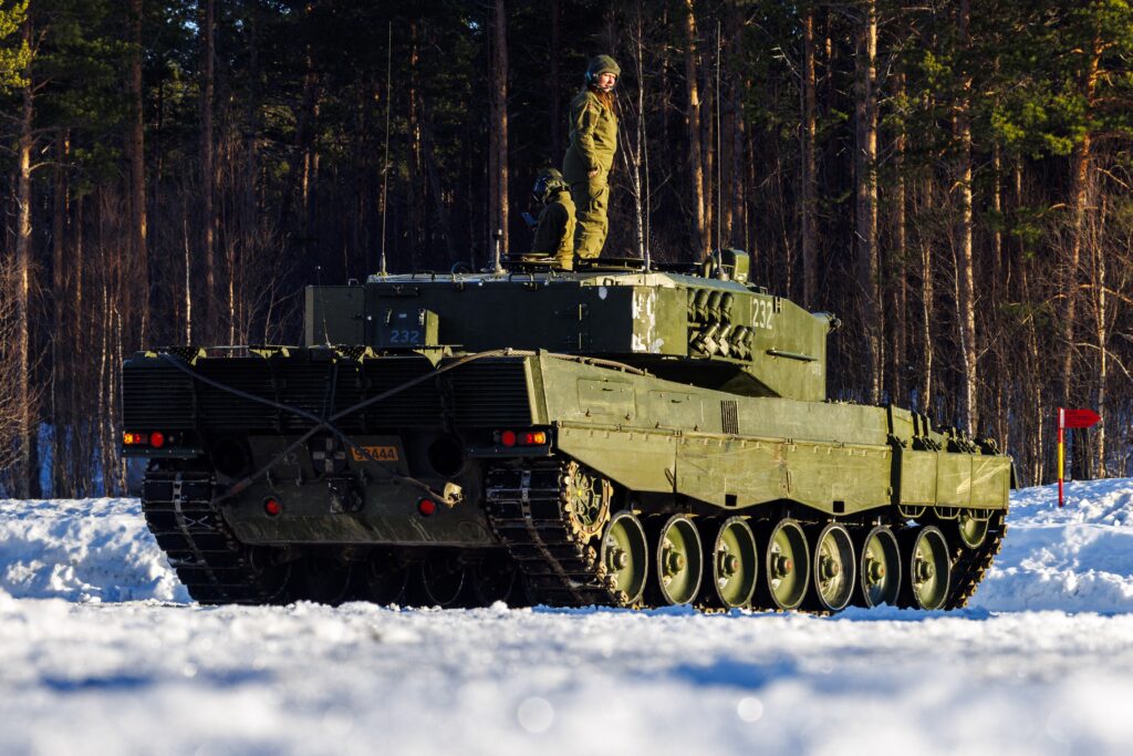 Cheltuielile militare globale cresc cu 2,9% în 2023, insecuritate în creștere