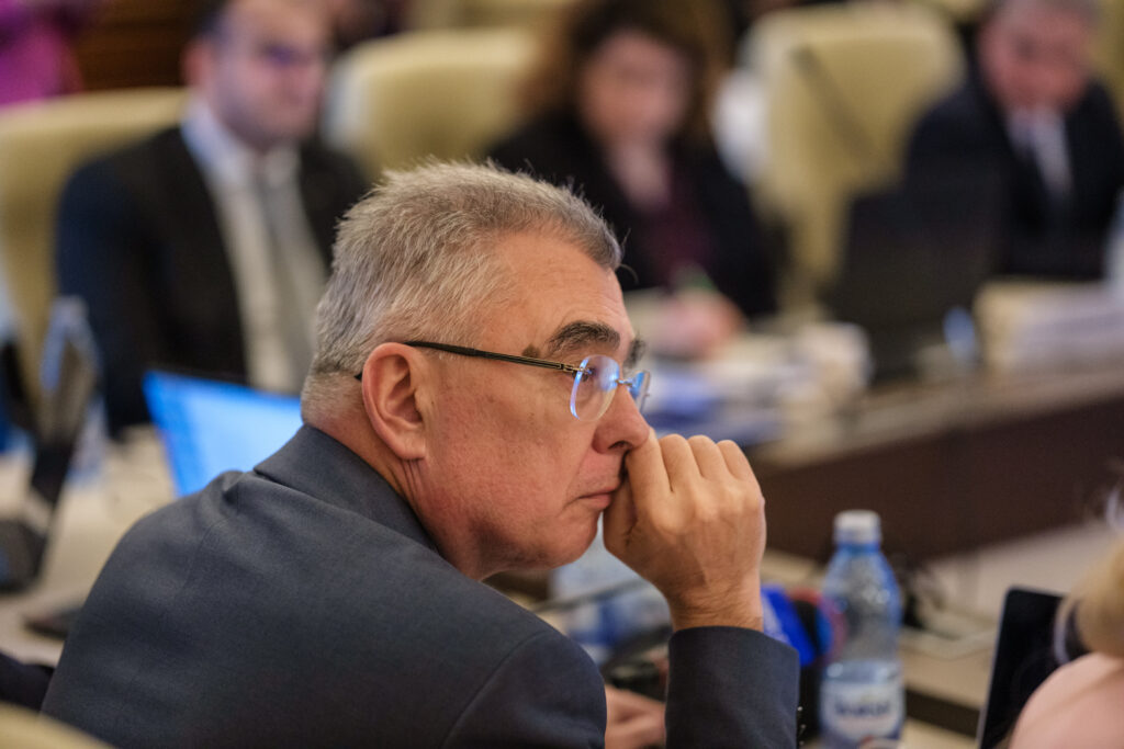 AUR îl ține pe Bolojan în șah: moțiune de cenzură depusă de Petrișor Peiu