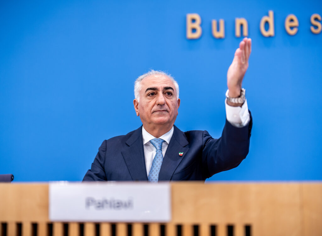Atac șocant la Berlin: Reza Pahlavi, vizat de un lichid roșu