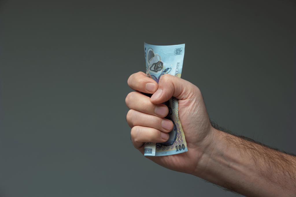 România ajunge din urmă Polonia la salariu, lăsând în urmă Bulgaria și alte state