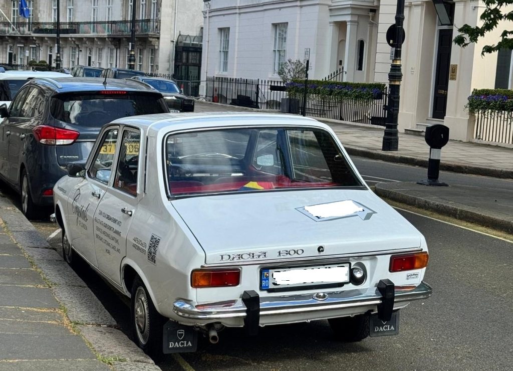 Dacia 1300, vedeta străzilor luxoase din Belgravia, cartierul milionarilor din Londra