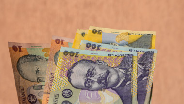 Pensionarii primesc bani în plus în mai 2026: detalii despre calendarul plăților și scutirea de CASS
