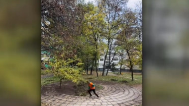 Un român din Vaslui face curățenie în Bulgaria, ore întregi, în parcuri și alei.