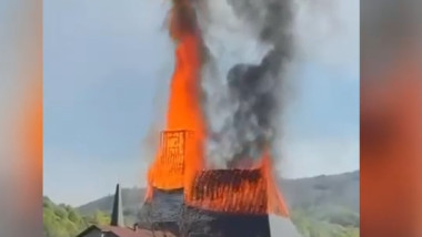 Incendiu devastator la biserică în Maramureș: acoperișul în flăcări