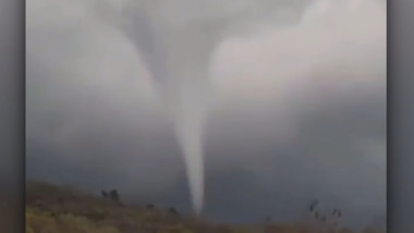 Tornadă devastatoare în România, surprinsă pe filmare de un localnic