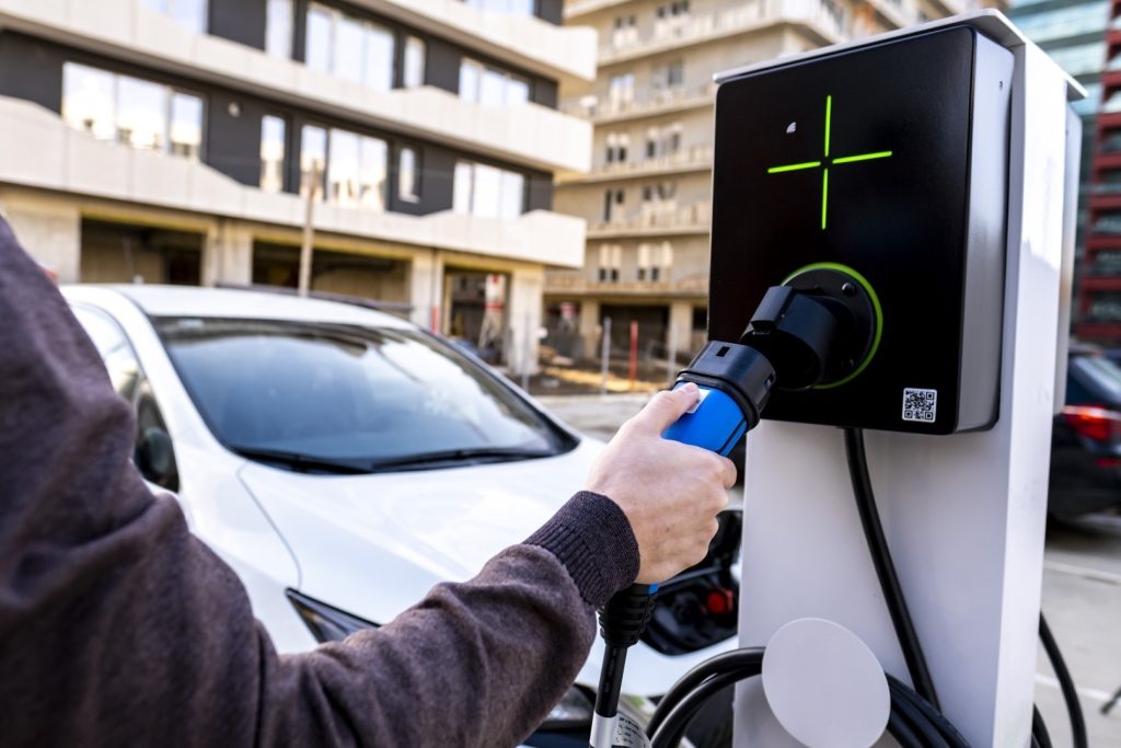 Americanii se îndreaptă către închirierea de mașini electrice din cauza prețului ridicat al benzinei