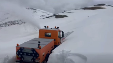 Strat de peste 2 metri de zăpadă pe Transalpina, circulaţia închisă