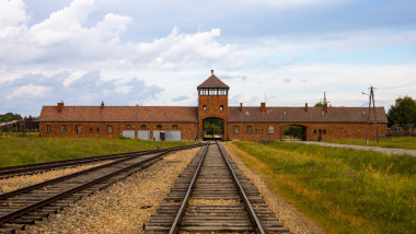 Nouă adolescenți evrei arestați pentru vizită ilegală la Auschwitz