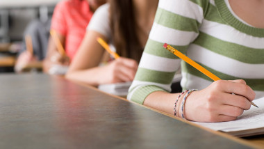 Noul set de 320 programe şcolare pentru liceu, anunţat de Ministerul Educaţiei