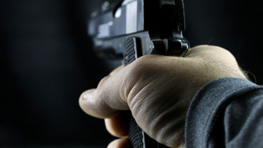 Șofer de autobuz amenințat cu pistolul în București, agresor reținut