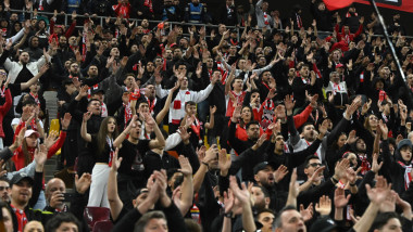 Fanii lui Dinamo „scutează” un bărbat fugărit de jandarmi pe stadion.