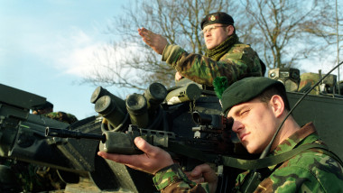 Jumătate dintre tinerii europeni nu vor lupta pentru țara lor: dezamăgirea în rândul tinerilor.