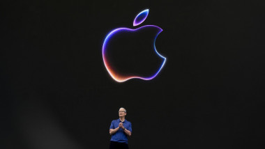 Tim Cook părăsește Apple după 15 ani: Cine îi urmează la conducere?