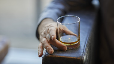 Beau 3-4 litri de țuică pe zi”. Mărturia șocantă a unui alcoolic la Socola