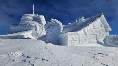 Viața pe Vârful Omu: Meteorologii, înconjurați de vulpi, corbi și o pisică mascotă