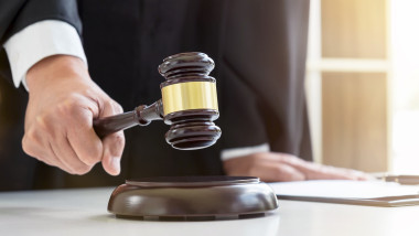 Bărbat din Prahova, condamnat la închisoare pe viață pentru uciderea partenerei însărcinate cu toporul