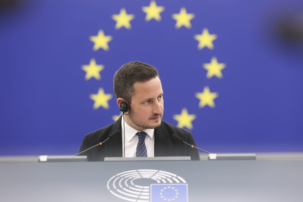 Ştefănuţă: Parlamentul României trebuie schimbat complet