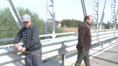 Pod reabilitat în Arad, prea îngust. Șofer: „Am trecut prin apă