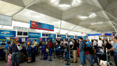Ryanair închide ghișeele de check-in mai devreme: află motivul