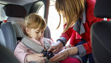 Înălțător auto pentru copii: când este obligatoriu și ce sancțiuni vin în 2026