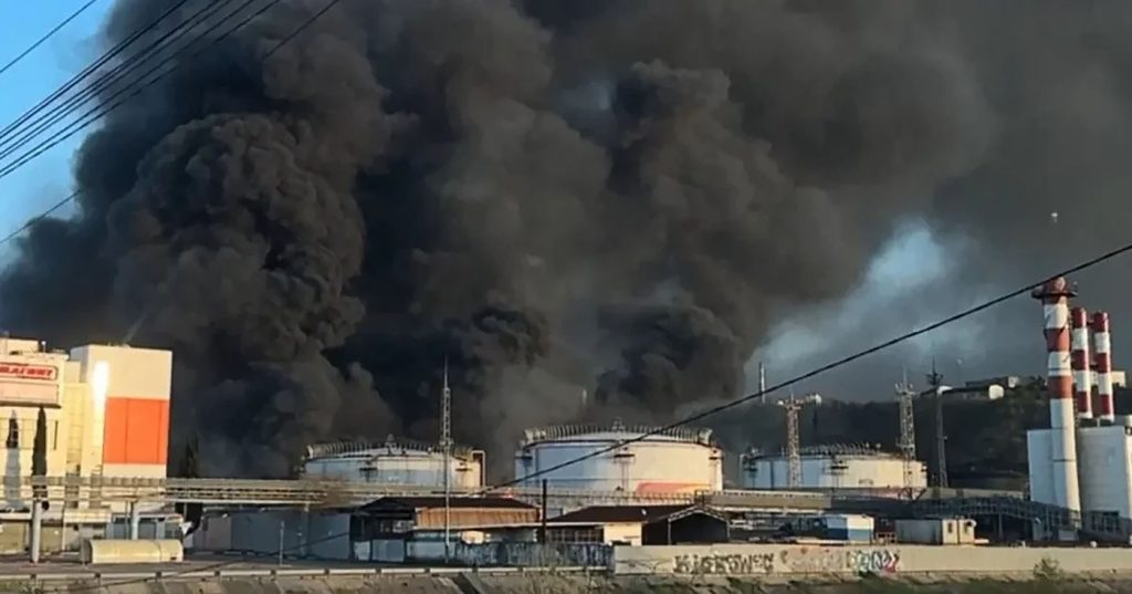 Atac ucrainean: Ploaie neagră pe coasta rusă după raid asupra rafinării din Tuapse