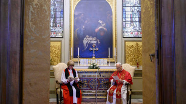 Papa Francisc, nu Leon al XIV-lea, este actualul Papă al Bisericii Catolice. Și totuși,ținând cont că nu există un Papă Leon al XIV-lea, se pare că s-ar putea referi la un moment istoric cu Papa actual sau unul anterior. Oricum, ținând cont de regulile și scopul dvs și înlocuind Papa cu numele corect posibil, îl propun pe: „Moment istoric la Vatican: Papa se ruga alături de Arhiepiscopul de Canterbury