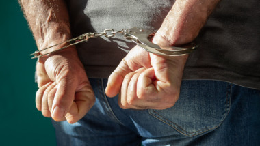 Profesor de 67 de ani din Constanța, arestat pentru relații sexuale cu o elevă de 16 ani