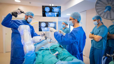 Medicii din Cluj salvează o femeie cu deformare severă a coloanei prin neurochirurgie robotică de mare precizie