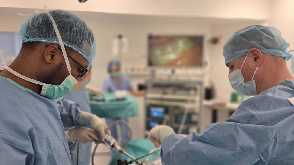 O pacientă se recuperează acasă după o operație de succes „2 în 1”!