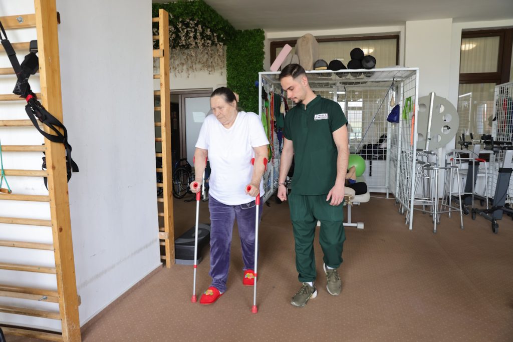 O pacientă vorbește despre experiența cu kinetoterapeuții după operația de gonartroză