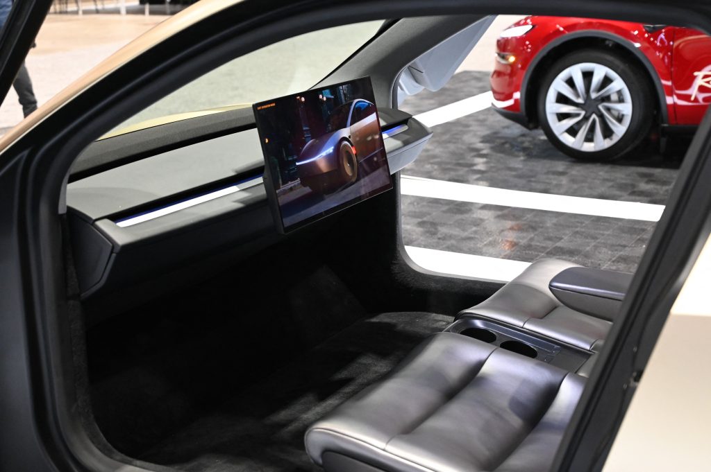 Tesla lansează „Cybercab”, primul robotaxi fără volan și pedale