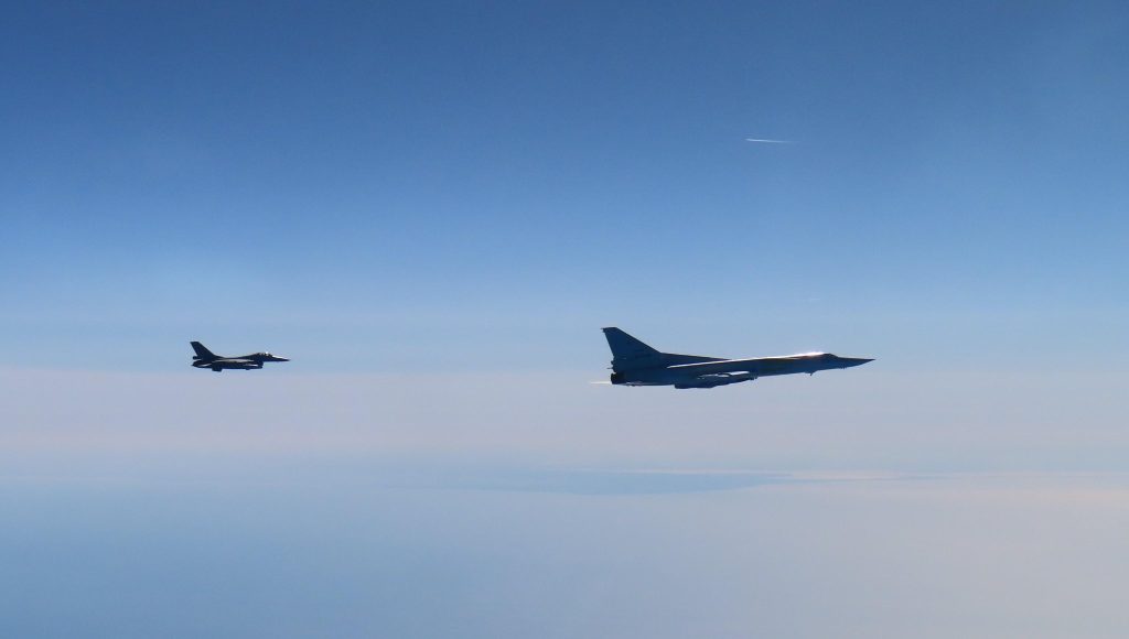 Avioane F-16 românești escortă bombardiere rusești deasupra Mării Baltice