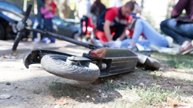 Femeie moartă după ce a căzut de pe trotinetă electrică pe Bulevardul Unirii