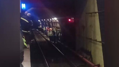 Metroul, blocat pe magistrala 4 după ce tavanul a căzut peste șine