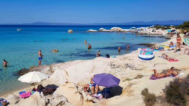 Grecia interzice şezlongurile şi umbrelele pe sute de plaje