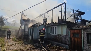 Incendiu devastator în Vrancea: 18 case din lemn în flăcări, un rănit