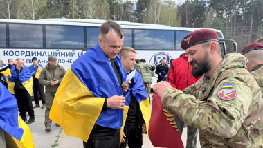 Ucraina și Rusia fac schimb de prizonieri, emoții la reîntâlnirea soldaților cu familiile