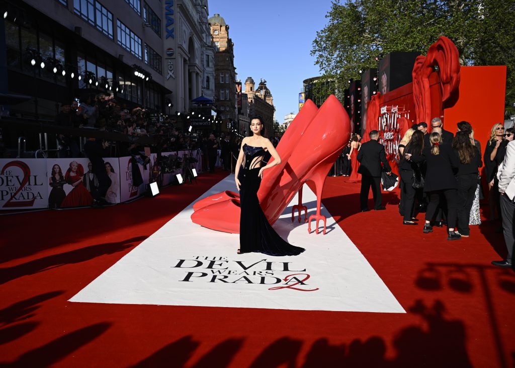 Anne Hathaway strălucește pe covorul roșu la Londra la premiera noului film.