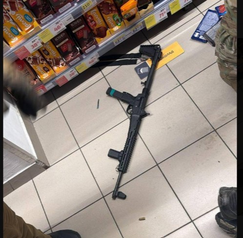 Bărbat înarmat cu mitralieră, arestat după o plimbare prin cartierul Kiev