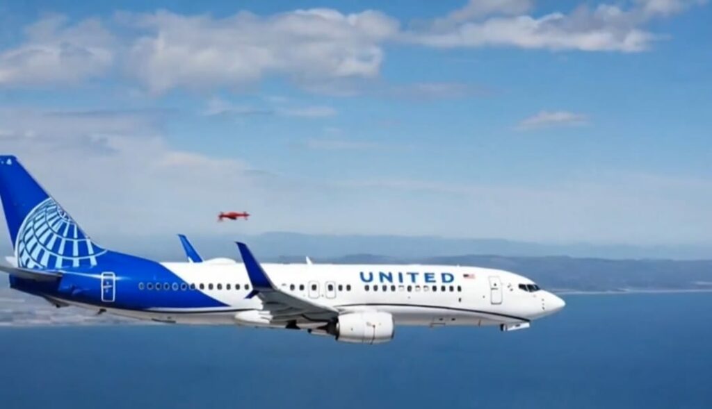 Avion de pasageri aproape lovit de o dronă „roșie și strălucitoare” în zbor