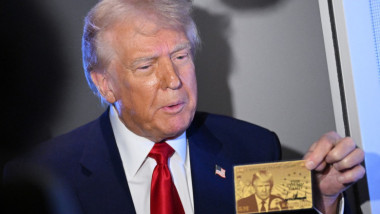 Doar un „gold card” emis de SUA, viza de lux a lui Trump: Câți români au aplicat