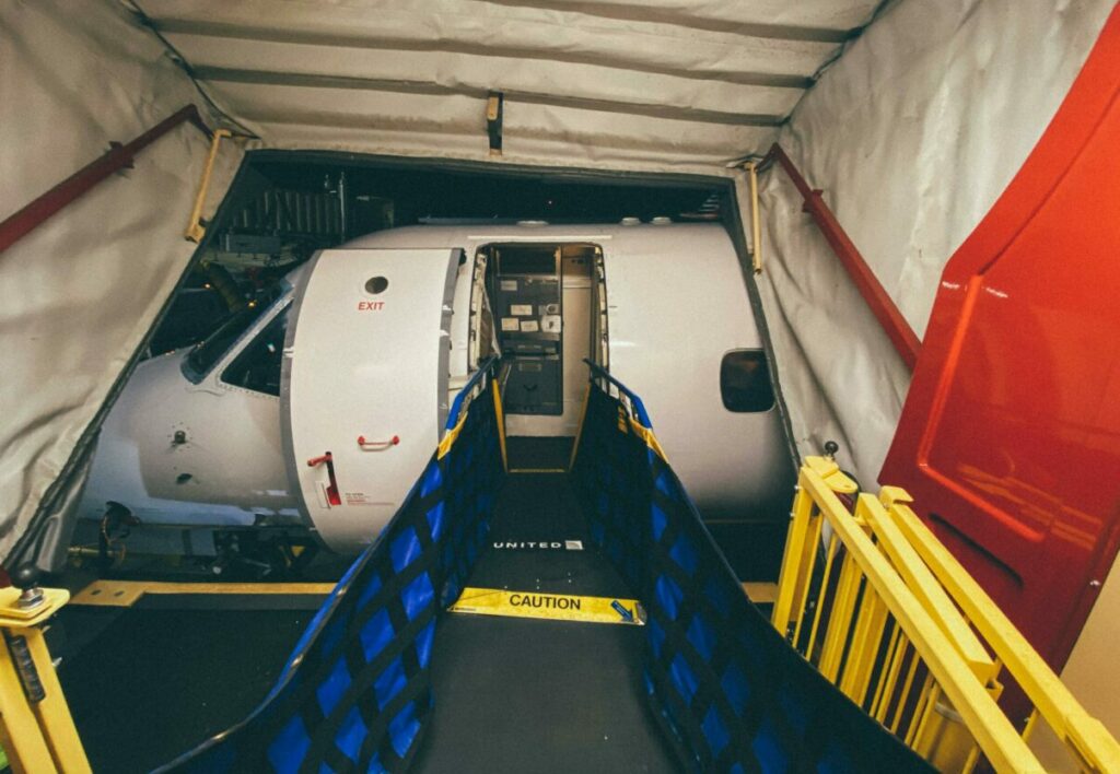 Evacuarea rapidă a avionului: ordinea corectă a pasagerilor pentru siguranță