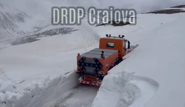 Zăpadă de peste 2 metri pe Transalpina, lucrări de urgență pentru deszăpezire.