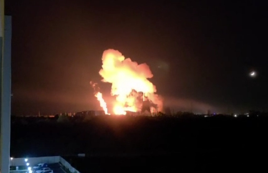 Incendiu violent în București: CET Vest, cuprins de flăcări puternice noaptea trecută