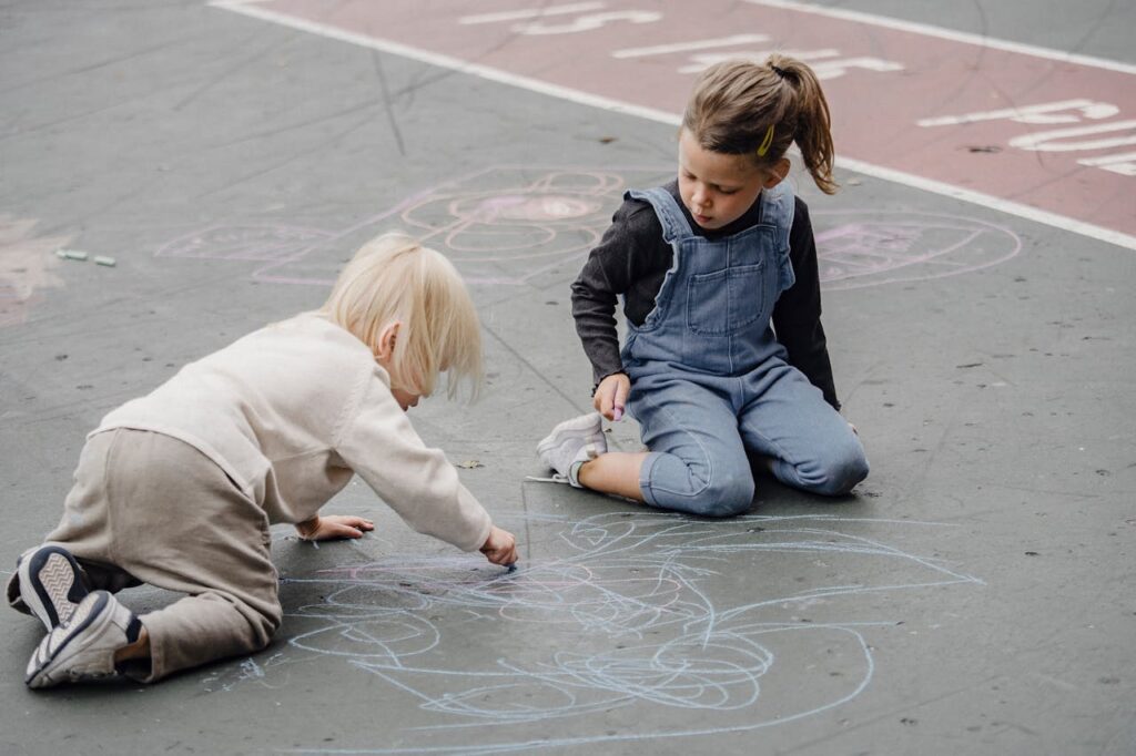 Copiii din sate, mai expuși la depresie, cei din orașe, la ADHD