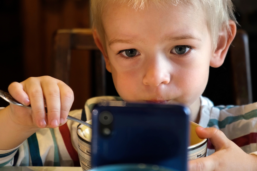 Ce se întâmplă când copiii sunt dependenți de telefoane de mici?